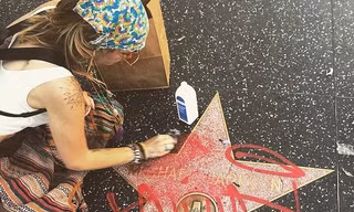 Paris Jackson kỳ cọ ngôi sao tên cha ở Đại lộ danh vọng và bất ngờ...