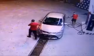 Hình ảnh cắt từ video tại trạm xăng Ngọc Hồi.