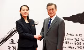 Bà Kim Yo-jong gặp gỡ Tổng thống Hàn Quốc Moon Jae-un. Ảnh: KCNA