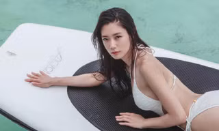 Clara mới đây đăng trên trang cá nhân loạt ảnh với áo tắm.