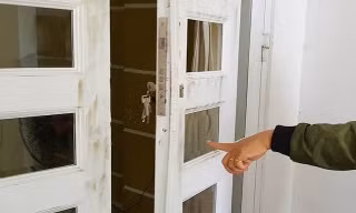 Cánh cửa chính nhà chị Ánh bị kẻ trộm phá.