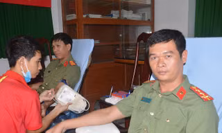 Đồng chí Diệp đang chuẩn bị hiến máu.