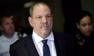 “Ông trùm Hollywood” Harvey Weinstein điêu đứng vì scandal tình dục.