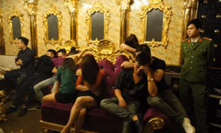 Hai nữ viên chức giáo dục bị bắt quả tang khi đang sử dụng chất ma túy tập thể trong quán karaoke.