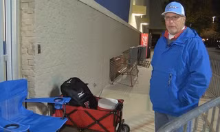 Ông Wren Powell xếp hàng chờ Black Friday suốt nhiều ngày.