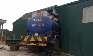 Chiếc xe bồn đâm xuyên qua nhà anh Vũ (ảnh: Hoàng Sơn)
