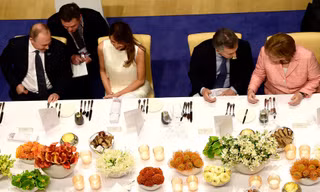 Ông Putin trò chuyện với bà Melania trong bữa tiệc tối tại Đức, bên lề hội nghị thượng đỉnh G20 hồi năm ngoái. Ảnh: AFP