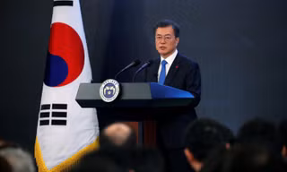 Tổng thống Hàn Quốc Moon Jae-in trong cuộc họp báo tại Nhà Xanh ngày 10/1. Ảnh: Reuters