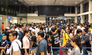 Biển người chờ check-in ở sân bay Tân Sơn Nhất 