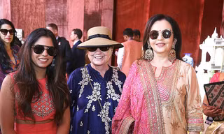 Isha Ambani (trái) chụp ảnh chung với bà Hillary Clinton (giữa) và mẹ ruột Nita Ambani.