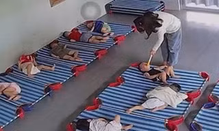 Tin mới vụ bảo mẫu xách ngược chân, đánh tới tấp trẻ 20 tháng tuổi ở Quảng Nam