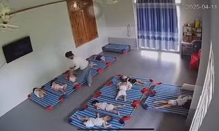 Điều tra làm rõ clip trẻ 20 tháng tuổi bị bảo mẫu xách ngược chân, đánh tới tấp