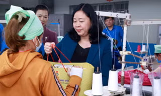Tặng quà Tết cho công nhân, người nghèo Quảng Nam