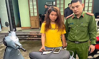 Bị phát hiện trộm tiền, 'nữ quái' kéo lê cụ bà bán rau hàng chục mét hòng tháo chạy