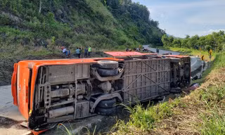 Xe chở 25 khách lật trên đường Hồ Chí Minh