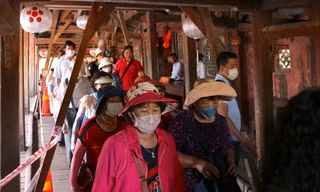 Chùa Cầu ở Hội An đang trong cuộc đại trùng tu, hàng nghìn du khách vẫn tới dịp lễ