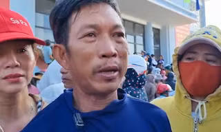 Ngư dân bật khóc kể phút thoát chết trên tàu bị lốc xoáy lật úp 