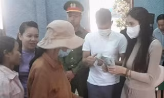 Ca sĩ Thuỷ Tiên trao quà hỗ trợ cho người dân huyện Bắc Trà My, Quảng Nam. Ảnh do Uỷ ban MTTQ Việt Nam huyện Bắc Trà My cung cấp. 