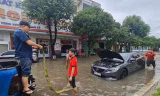 Mưa như trút ở Quảng Nam, ô tô 'chết đuối' giữa biển nước