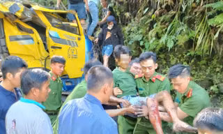 Xe tải tông ta luy, 2 người thương vong