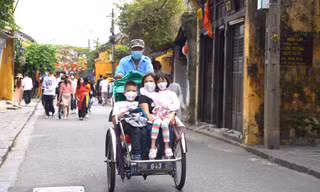 Du khách đến tham quan phố cổ Hội An. Ảnh N.C