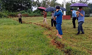 Xuất hiện vết nứt rộng cả gang tay, dài gần 50m trên đồi ở Quảng Nam