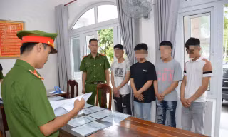 8 quái xế mang theo hung khí, rượt đuổi nhau giữa phố