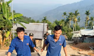 Nghỉ lễ, bạn trẻ xứ Quảng lội suối băng rừng cõng điện, dẫn nước về bản