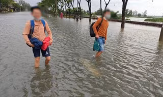 Thí sinh lặn lội giữa thời tiết mưa lụt về dự thi viên chức ngành giáo dục nhưng nhận thông báo hoãn ở phút chót gây bức xúc. Ảnh Facbook thí sinh.