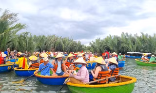 Trên bến dưới thuyền ken đặc du khách ở rừng dừa Bảy Mẫu Hội An 