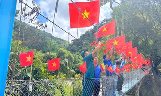 Lễ Quốc khánh, bạn trẻ phượt cả trăm cây số lên vùng biên giới làm điều ý nghĩa
