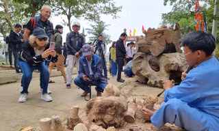 Du khách thích thú xem nghệ nhân Hội An 'hô biến' gốc tre, khúc cây thành tác phẩm đặc sắc