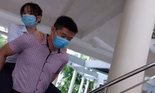 Thầy cõng trò bị gãy chân vào tận phòng thi.