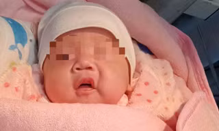 Bé gái sơ sinh bị bỏ rơi kèm mẩu giấy 'con không nuôi được vì con còn đi học'
