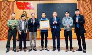 Khen thưởng 'người hùng' cứu 3 học sinh bị lũ cuốn ở Quảng Nam