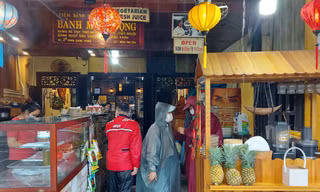 Xử phạt hộ kinh doanh bánh mì Phượng 2 ở Hội An vì gây ngộ độc cho 313 người dân, du khách