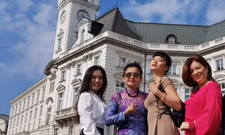 Nhóm thí sinh “Tôi yêu tiếng nước tôi” chụp ảnh ở khu vực Dinh Tổng thống Ba Lan.