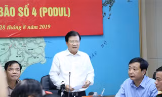Phó Thủ tướng Trịnh Đình Dũng yêu cầu các địa phương chủ động cấm biển, di dân khỏi khu vực nguy hiểm ứng phó vơi bão số 4.
