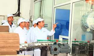 Bộ trưởng Bộ NN&PTNT Nguyễn Xuân Cường tới thăm nhà máy chế biến sữa của Công ty Cổ phần Giống bò sữa Mộc Châu