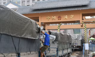 Phía Trung Quốc đang áp dụng việc kiểm soát gắt gao với nông sản của Việt Nam, khiến nhiều xe hàng chậm thông quan.