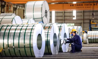 Tập đoàn Hoa Sen vẫn bố trí một số dây chuyên hoạt động những ngày Tết, không để gián đoạn sản xuất, kinh doanh. 