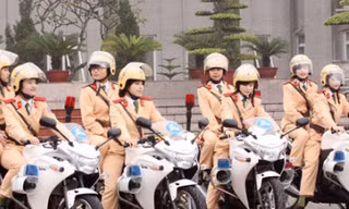 Xem nữ sinh CSGT luyện võ thuật, lái xe siêu trọng
