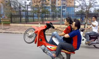 Bắt giữ năm đối tượng đi xe máy bốc đầu
