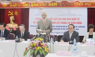 Ông Sharman (giữa) thay mặt Chủ tịch Hội Luật gia Dân chủ Quốc tế đọc Tuyên bố của Hội kêu gọi Trung Quốc tuân thủ luật pháp quốc tế. Ảnh: Trúc Quỳnh
