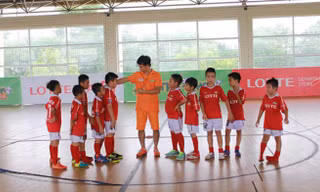 Xuân Bắc “bã” người vì các cầu thủ tí hon