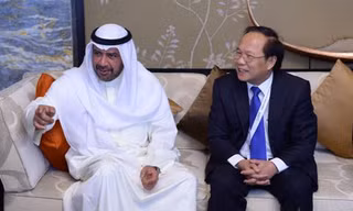  Chủ tịch OCA Sheikh Ahmad Al-Fahad Al-Sabah (trái) đồng ý không phạt Việt Nam vì rút đăng cai ASIAD 18. Ảnh: OC.