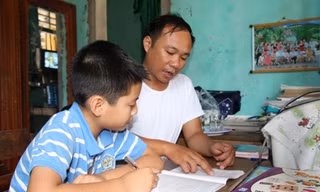  Thầy Đông đang hết sức lo lắng cho tương lai của Tú, nếu không được tạo điều kiện, quan tâm đúng mức thì sẽ bỏ lở một học trò có tài như em Tú. 