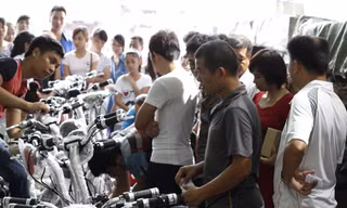  Khách hàng chọn mua xe đạp điện. 