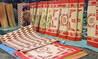 Người lao động nhận thưởng Tết bằng chiếu ở Nga Sơn, Thanh Hóa đã mang ra chợ bán. Ảnh: Gia đình và Xã hội