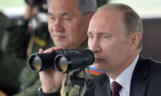  Tổng thống Vladimir Putin và Bộ trưởng Quốc phòng Nga Sergei Shoigu thị sát một cuộc tập trận của quân đội Nga (Nguồn: RIA) 
